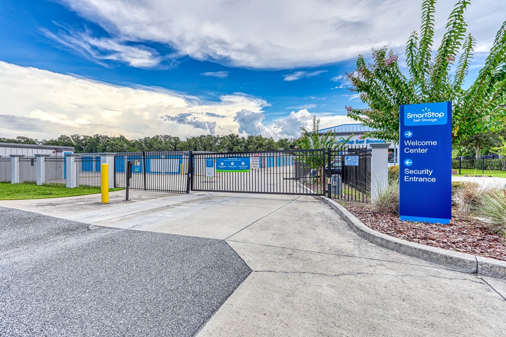 smartstop-lady-lake-florida-175-rolling-acres-rd-security-gate-entrance