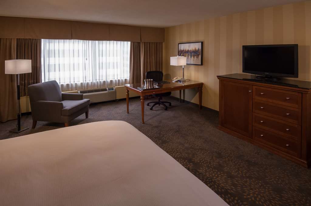 DoubleTree by Hilton Hotel London Ontario in London: Guest room