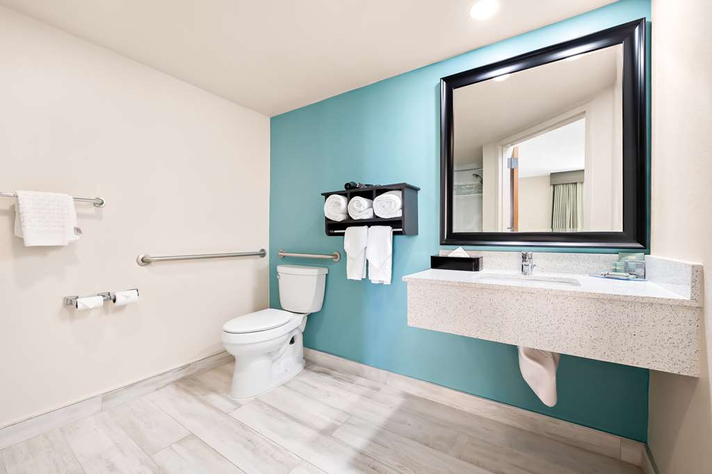 ADA Queen Bathroom