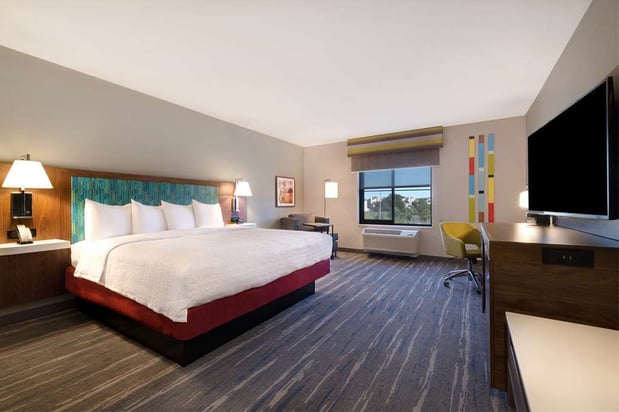 Images Hampton Inn & Suites Marina