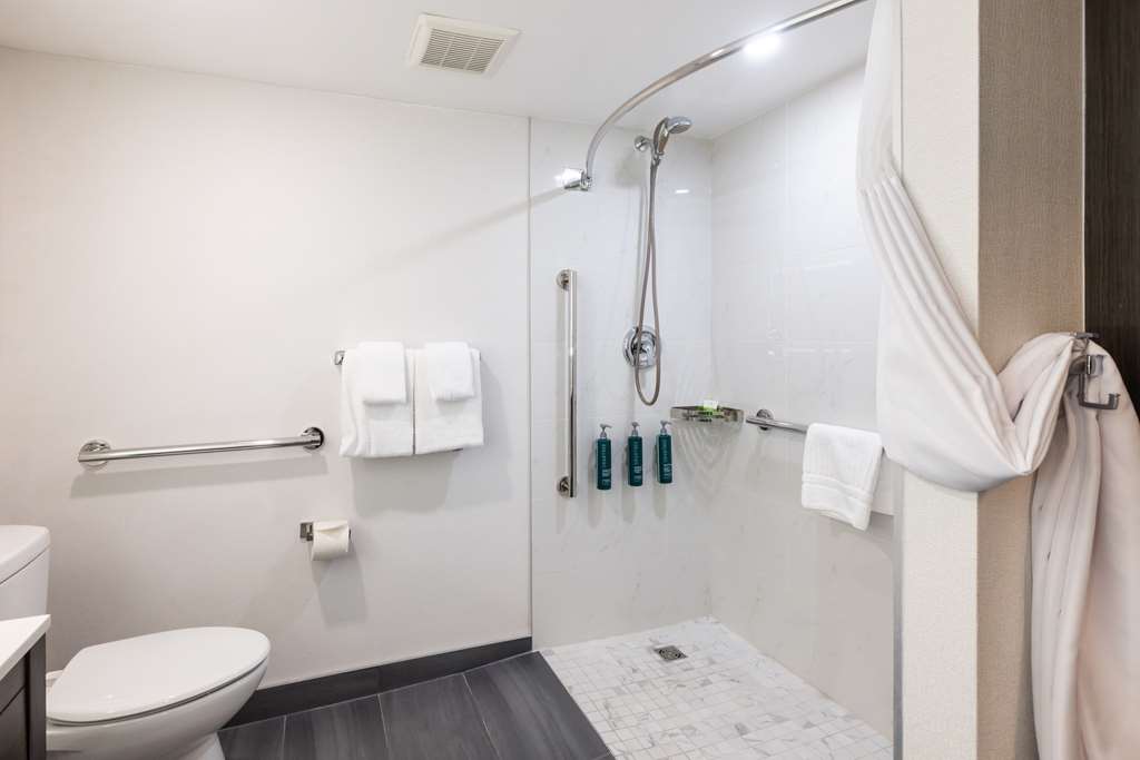 DoubleTree by Hilton Calgary North in Calgary: Guest room bath