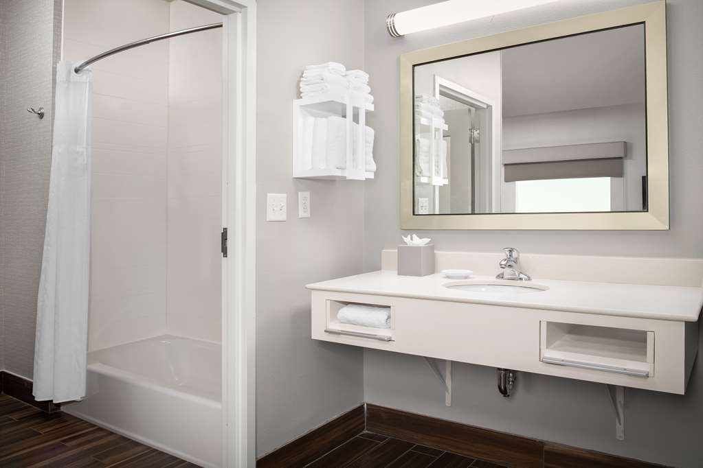 Guest room bath