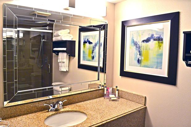 Images Holiday Inn & Suites Syracuse Airport - Liverpool, an IHG Hotel