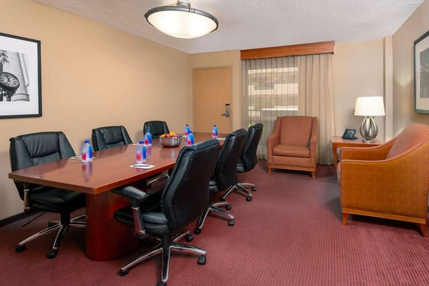 Images Embassy Suites by Hilton Kansas City International Airport