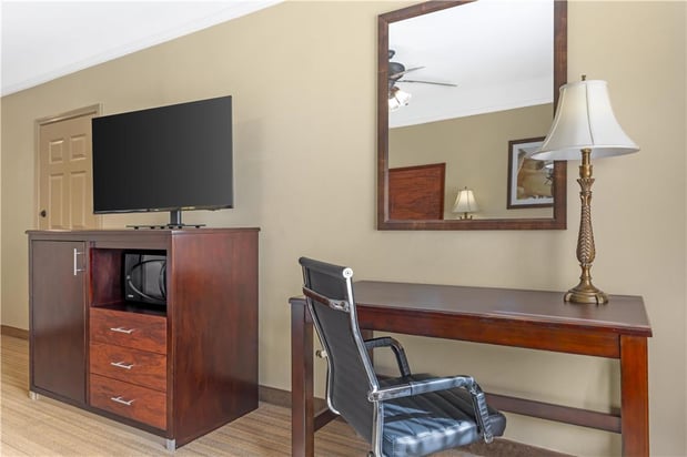 Images Best Western Plus Monica Royale Inn & Suites