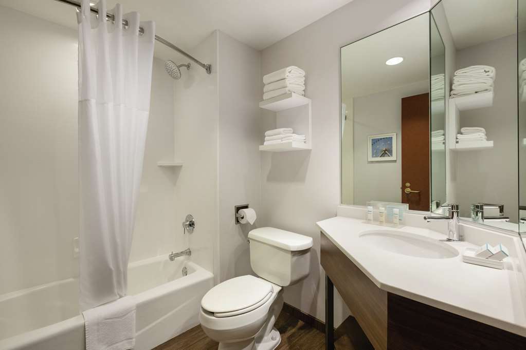 Guest room bath