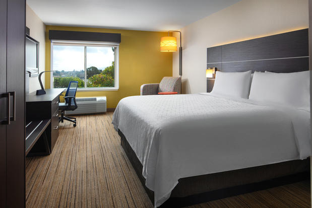 Images Holiday Inn Express & Suites Belmont, an IHG Hotel