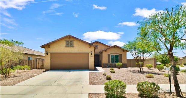Images Aimee Groeschner REALTOR