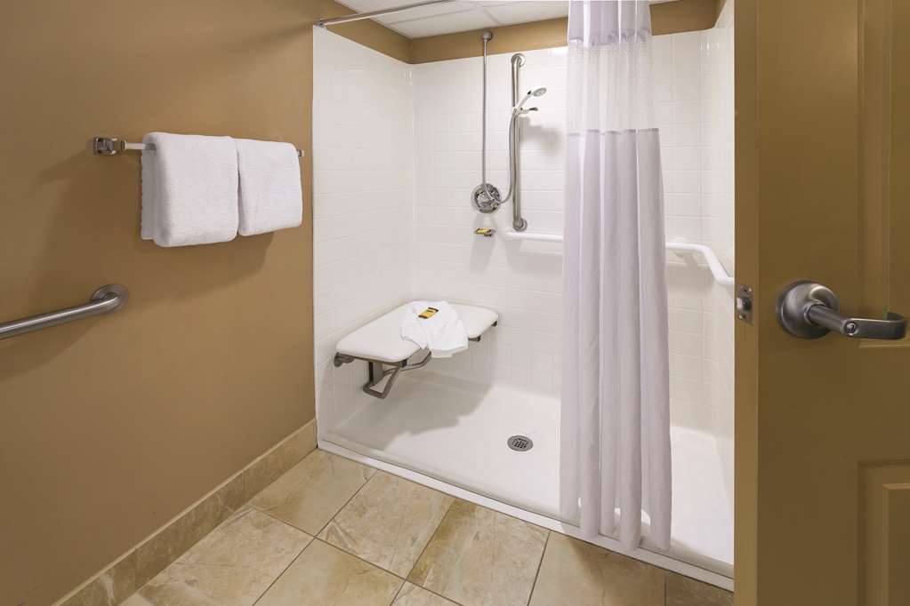 Guest Room Bath Best Western Plus Bloomington Hotel Bloomington (952)854-8200