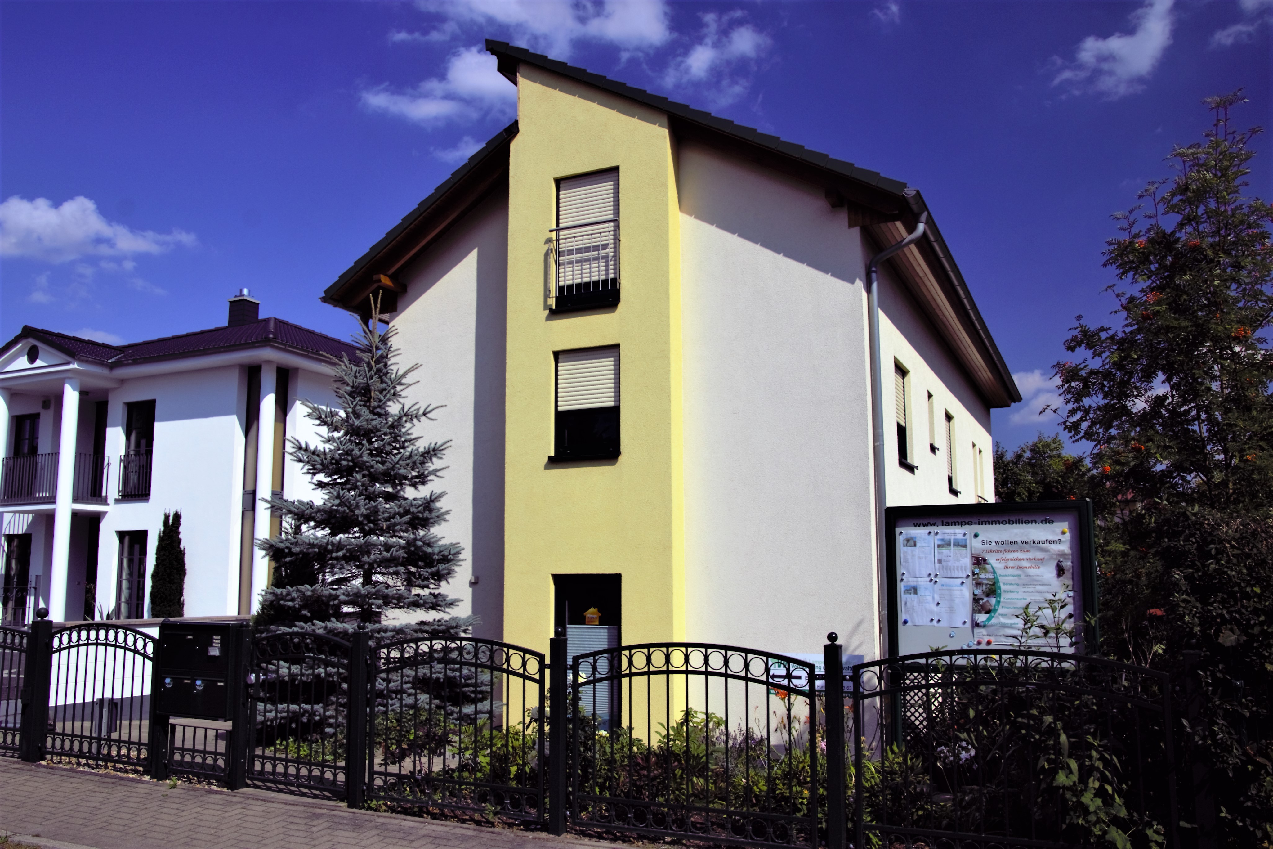 Das Unternehmen Sylvia Lampe Immobilien befindet sich seit 20 Jahren in 39114 Magdeburg, anfänglich in der Babelsberger Str., dann in de Brandtstr. 29 und seit 2013 in der Brandtstr. 18a