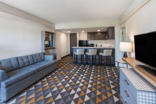 Images Holiday Inn & Suites Pittsfield-Berkshires by IHG