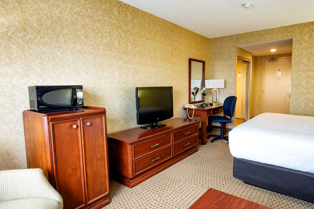 Best Western Voyageur Place Hotel in Newmarket: King Room - amenities