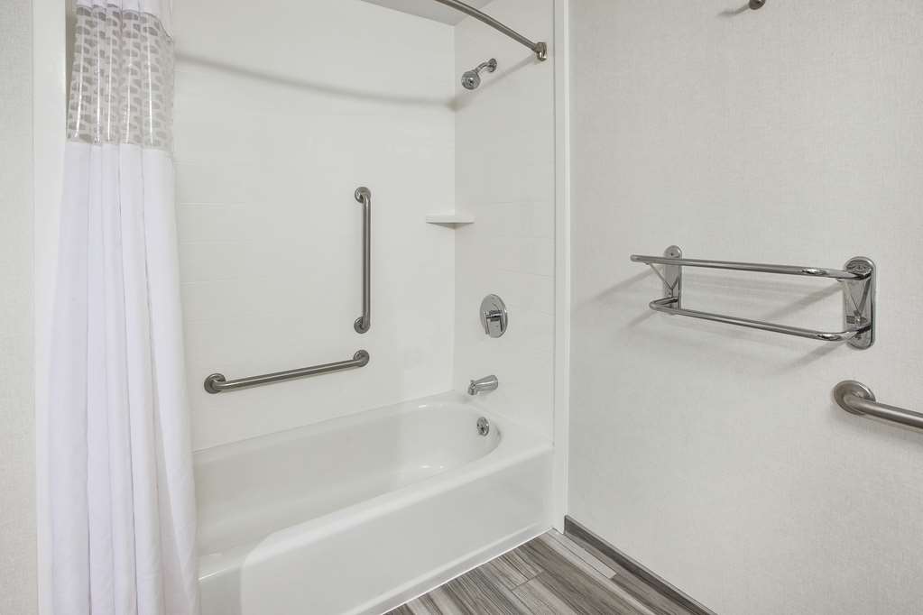 Guest room bath