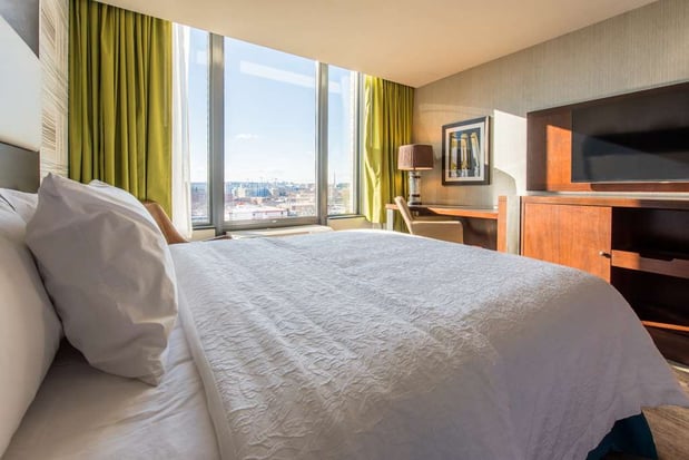 Images Hampton Inn & Suites Washington DC-Navy Yard