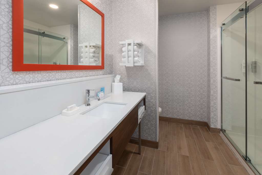 Guest room bath