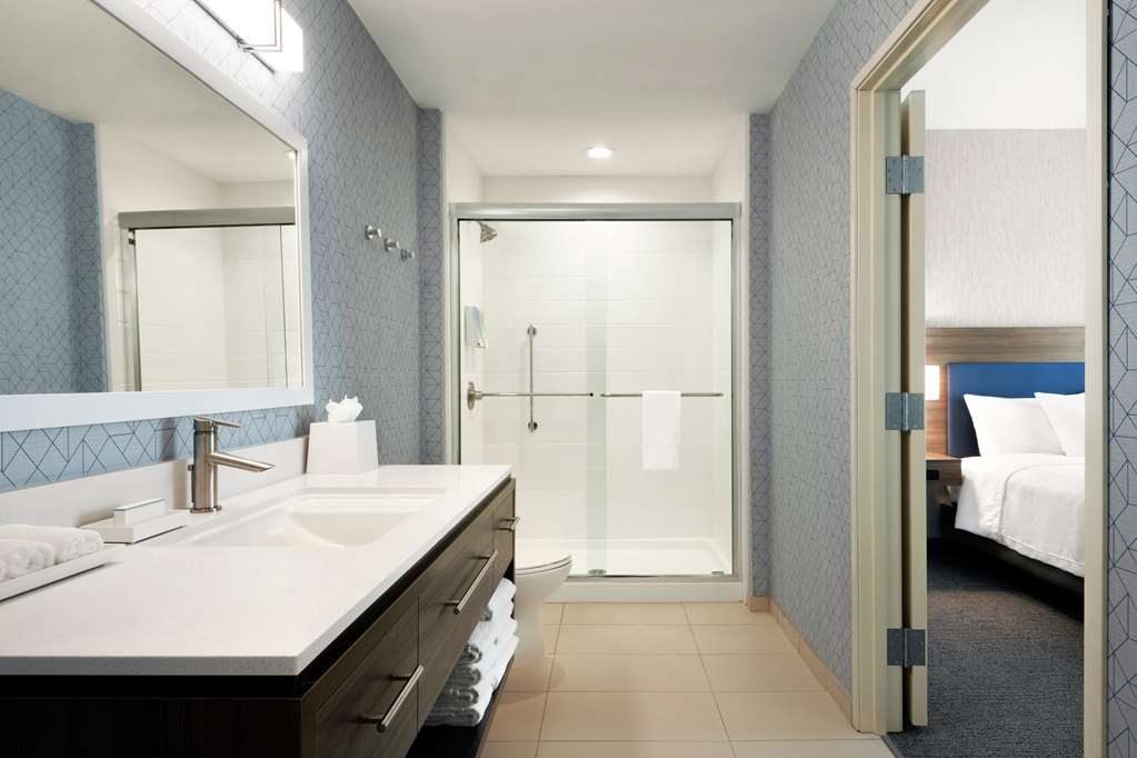 Guest room bath