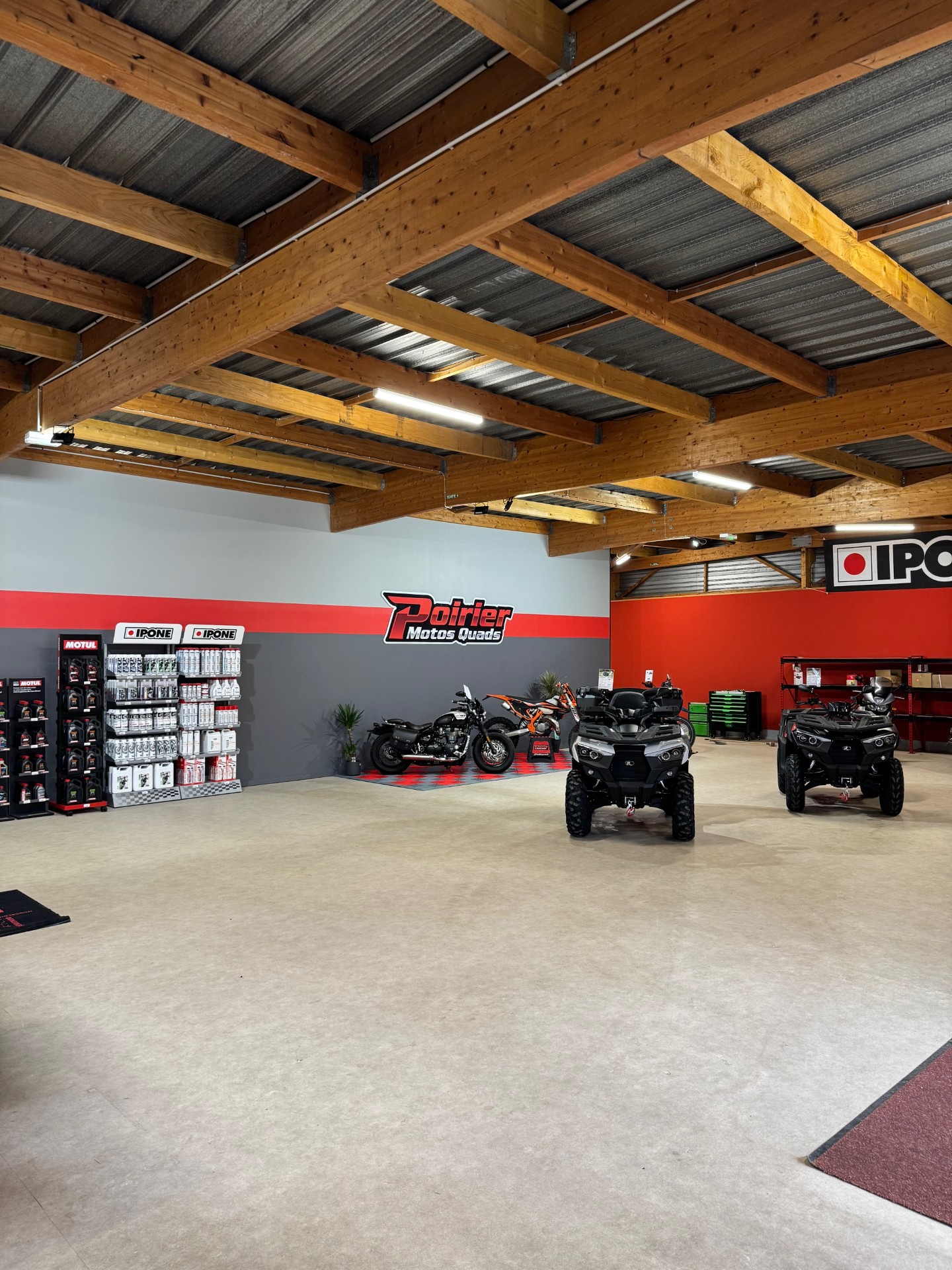 Photo Poirier Motos Quads, magasin vente et réparation moto, scooter et quad à Dieppe. Vente d'équipement du pilote, pièces détachées et accessoire.