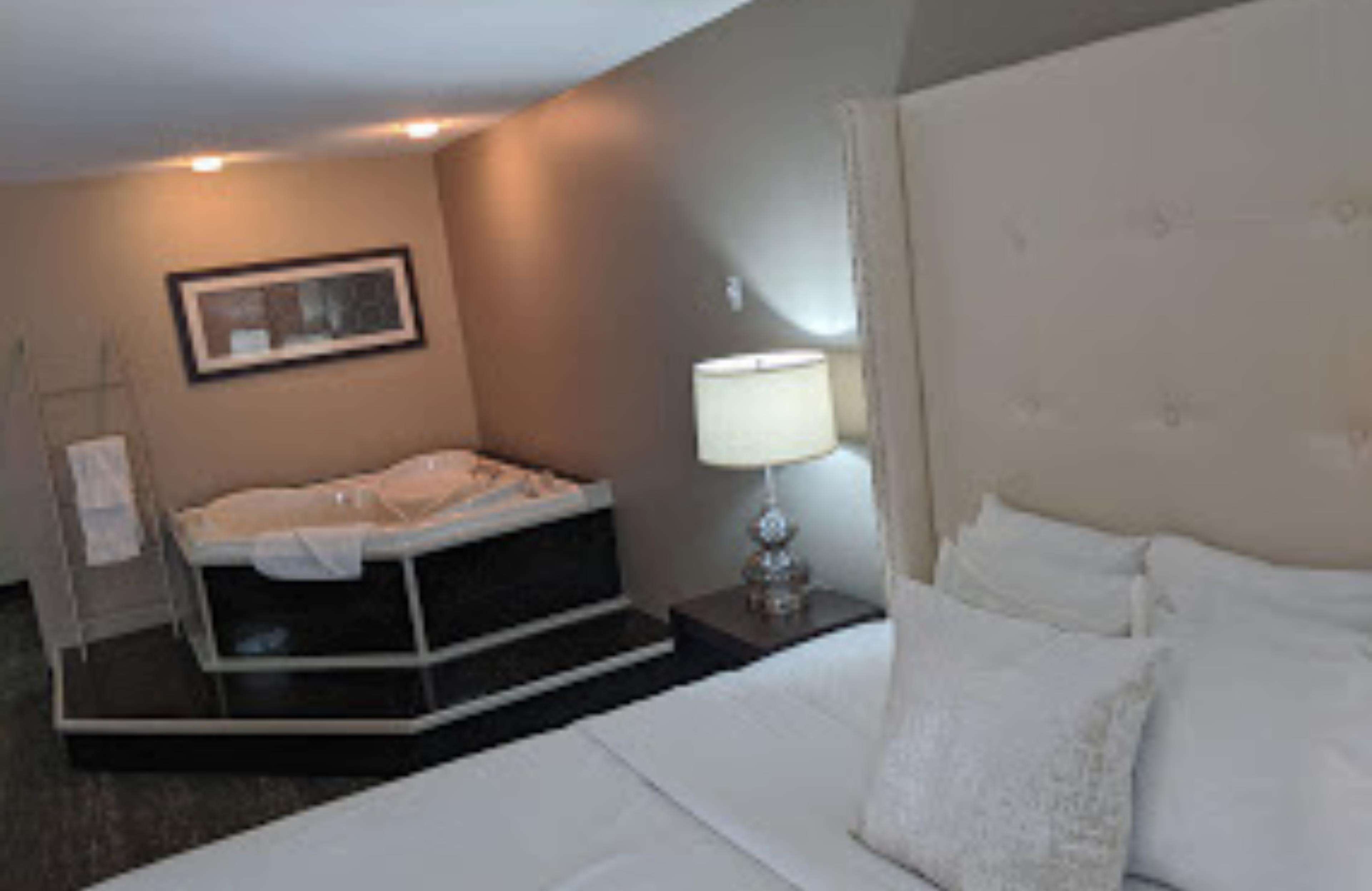 Best Western Swan Castle Inn in Cochrane: lobby/large room/honeymoon suite tub