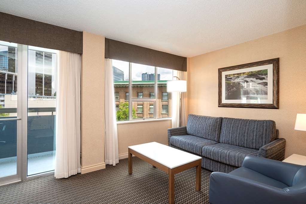 Best Western Premier Chateau Granville Hotel & Suites & Conf. Centre in Vancouver: Suite Living Room