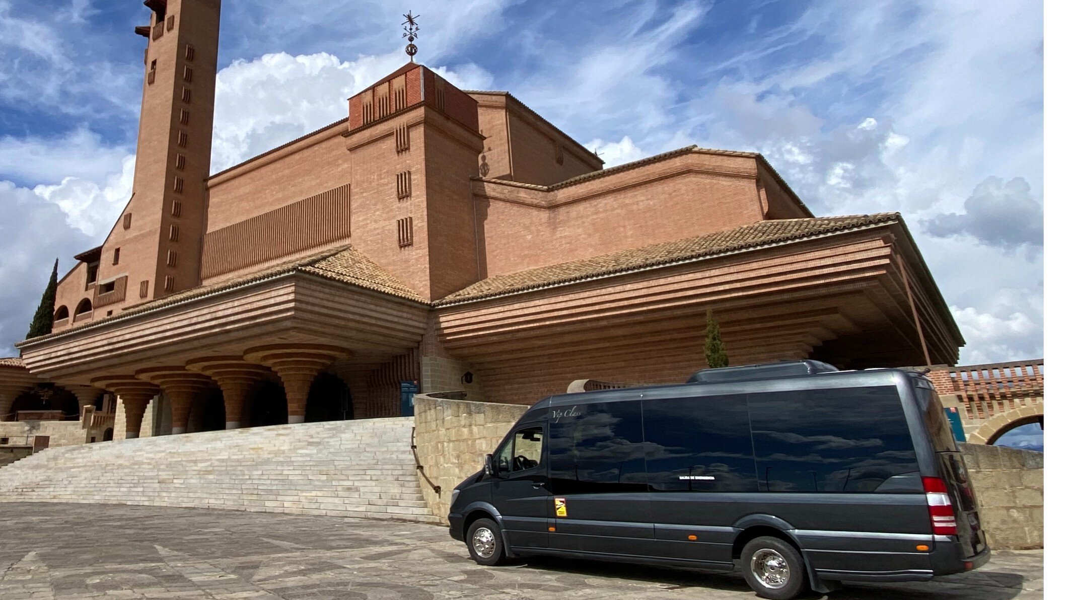 Images Fleet and Goo Minibus