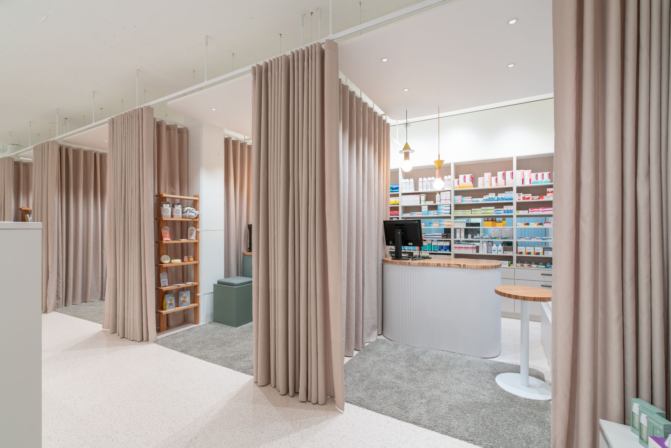 TopPharm Apotheke & Drogerie Brentano, Bruggerstrasse 11B in Wildegg