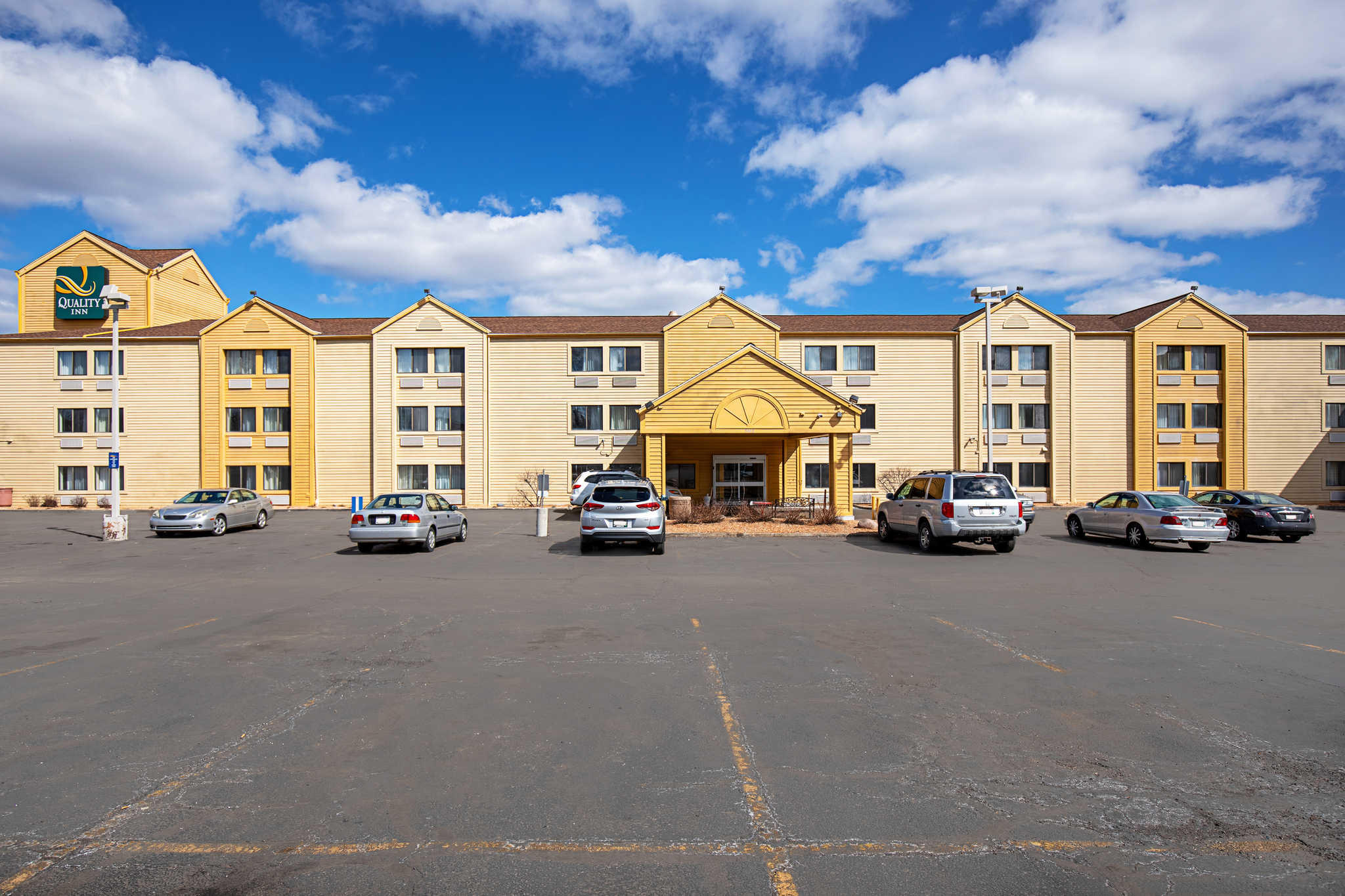 Quality Inn in Milwaukee, WI (Hotels & Motels) 4145351300