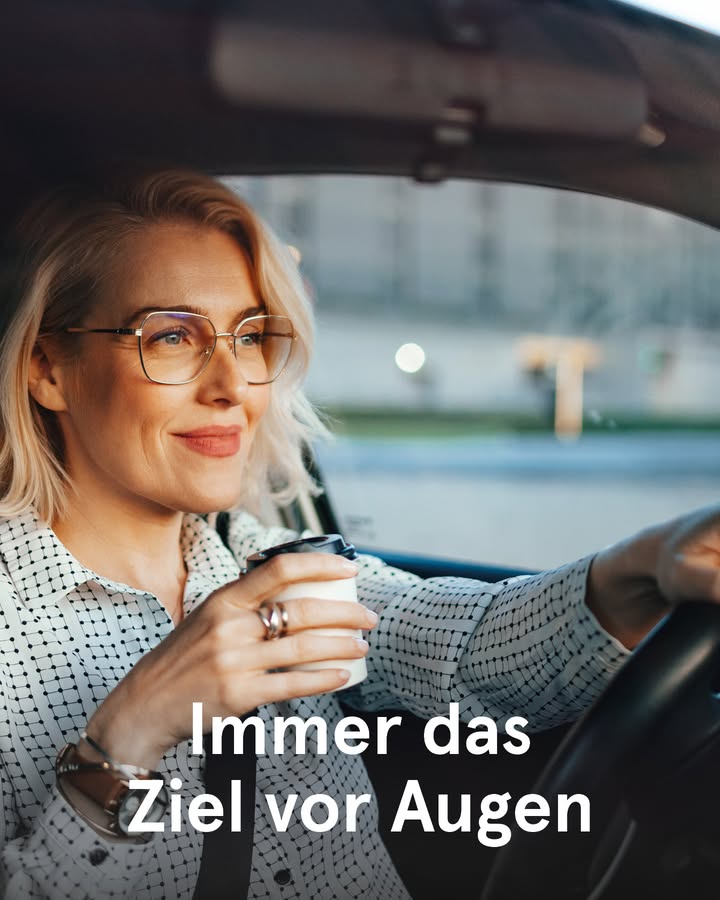 Bild zu Auf der Überholspur ist es am schönsten, oder? ¿¿¿ Wenn allerdings eine Fehlsichtigkeit und schlechte Sichtverhältnisse mit am Steuer sind, etwa bei Dämmerung, Nebel oder Regen, sollten insbesondere Vielfahrer zu einer passenden Autofahrerbrille greifen. ¿¿¿ Denn diese reduziert störende Blendungen durch den Gegenverkehr oder die Straßenbeleuchtung sowie Reflexionen einer nassen Fahrbahn.