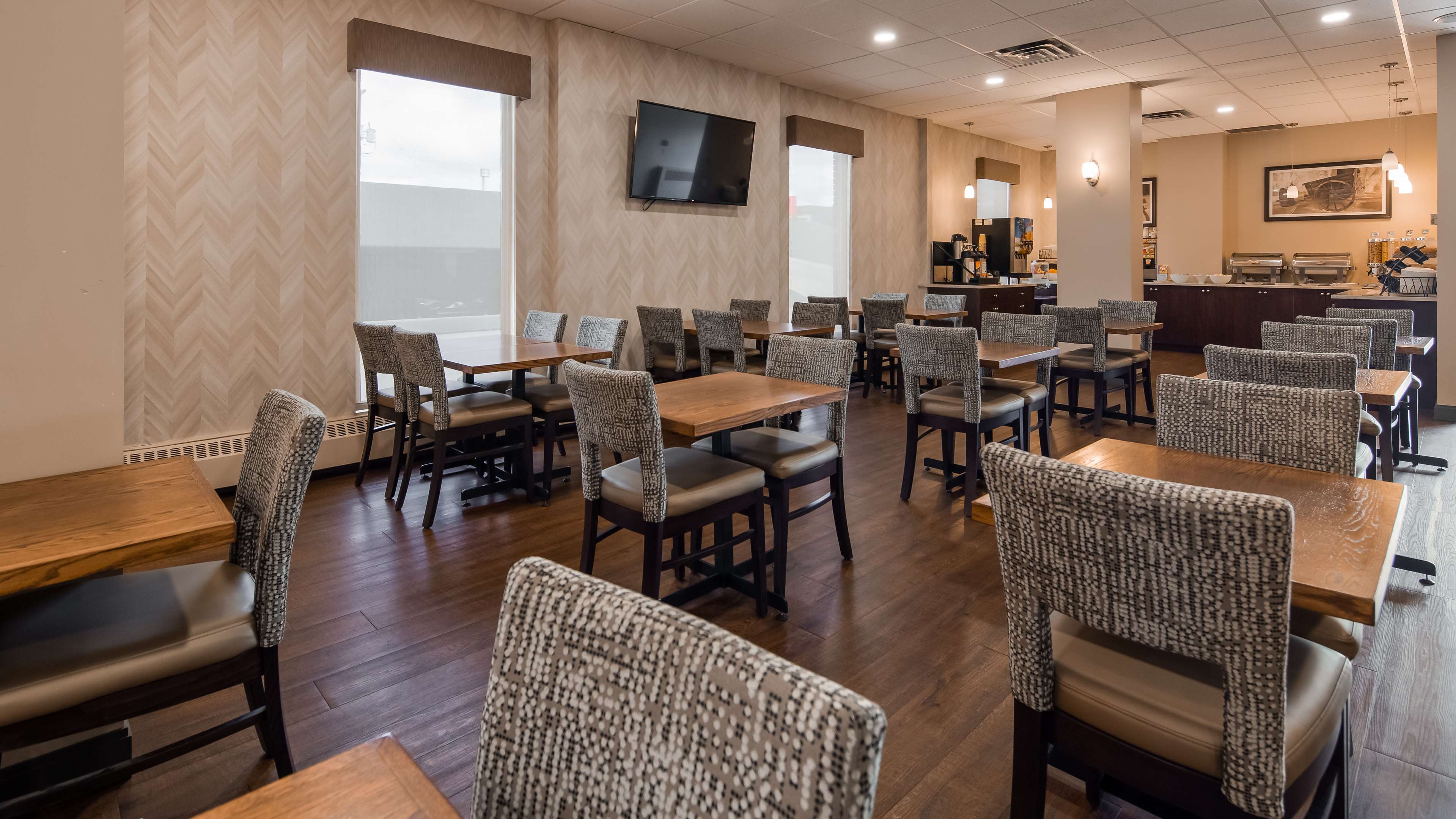 Best Western Airdrie in Airdrie: Breakfast Area seating for families, teams, or casual breakfast between friends.