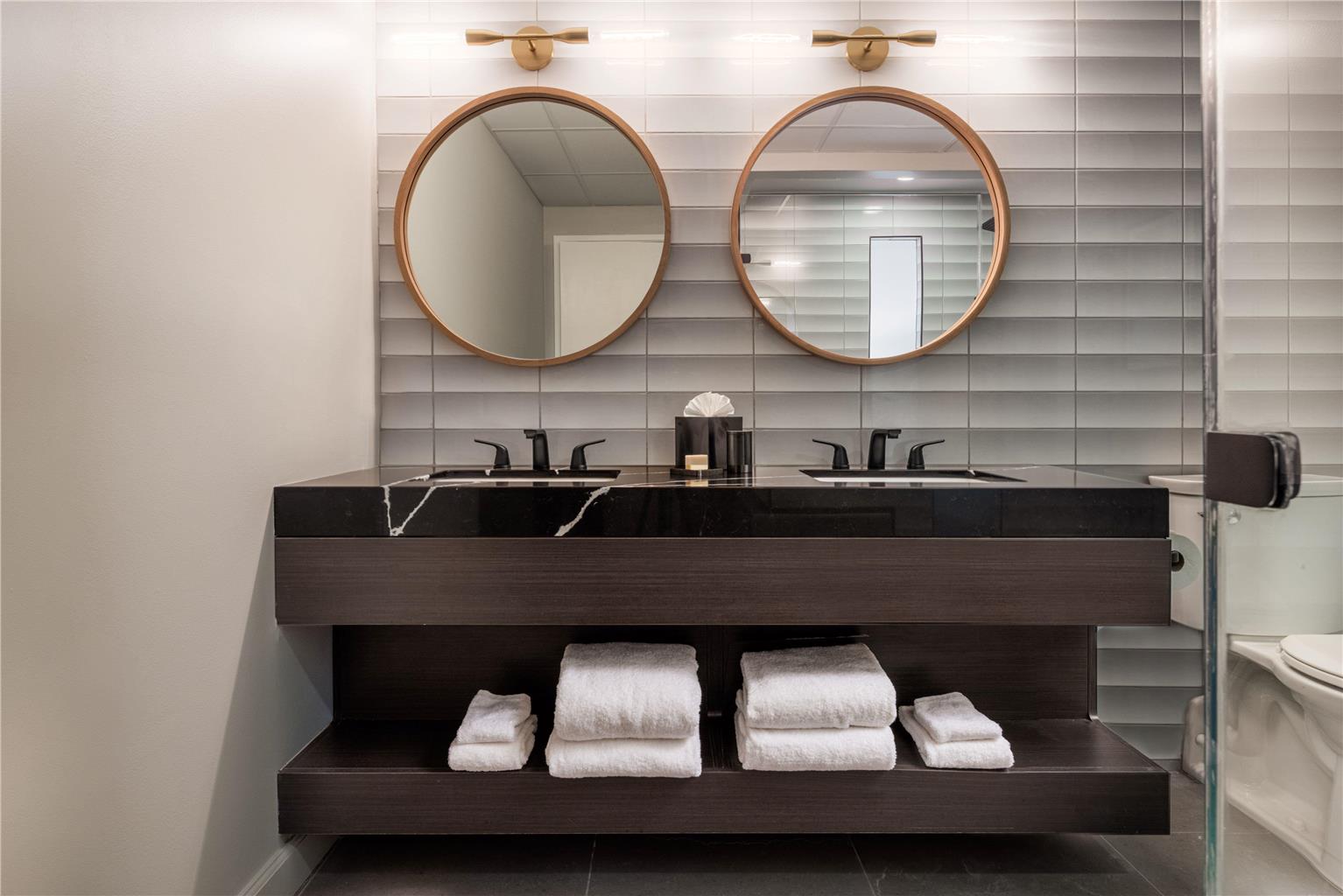 Guest room bath
