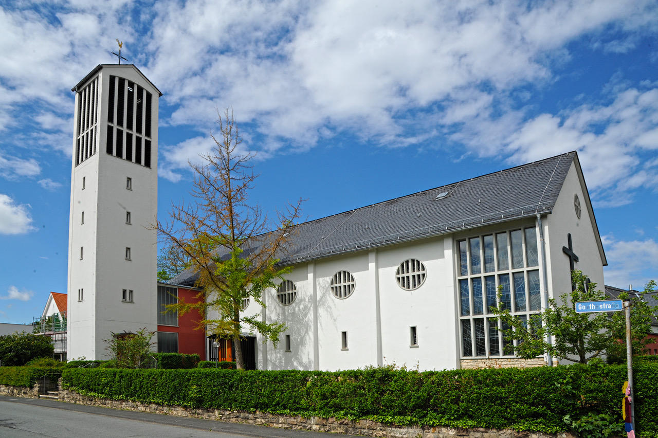 Die Evangangelische Kirche Traisa wurde 1957 eingeweiht. 2002 erfolgte ein größerer Umbau, bei dem an die Kirche ein neues Gemeindezentrum angebaut wurde. So entstand ein geschlossenes Ensemble aus Kirche, Gemeindehaus und Kindergarten.
