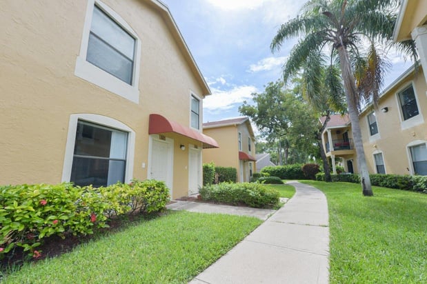 Images Savannah Place Apartments & Townhomes