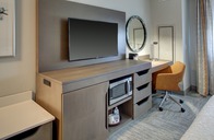 Hampton Inn & Suites by Hilton Miami Airport South / Blue Lagoon - Guestrooms & Suites