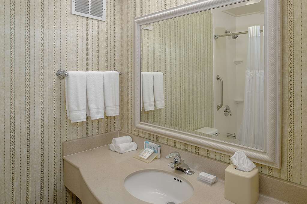 Guest room bath