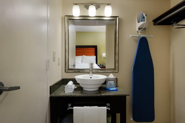 Images Holiday Inn Express & Suites Atlanta Downtown by IHG