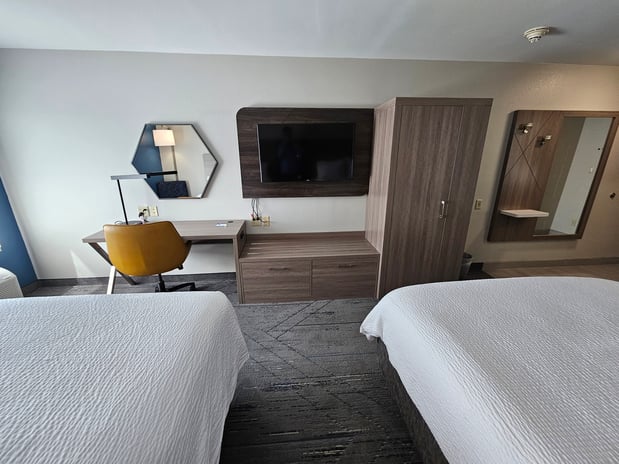 Images Holiday Inn Express & Suites Cincinnati-Blue Ash by IHG