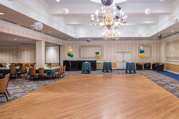 Images Holiday Inn & Suites Pittsfield-Berkshires by IHG