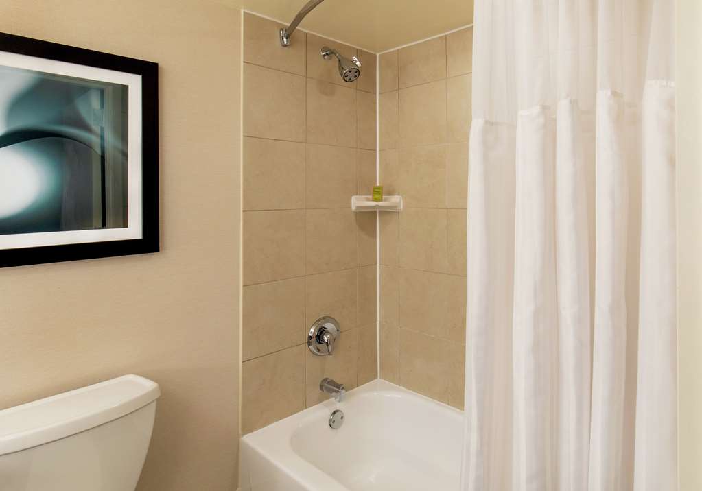 Guest room bath