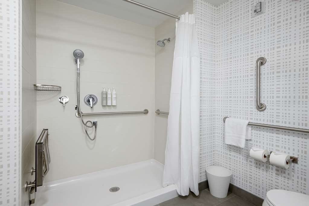 Guest room bath