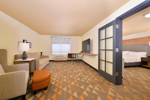 Images Holiday Inn Kansas City Airport by IHG