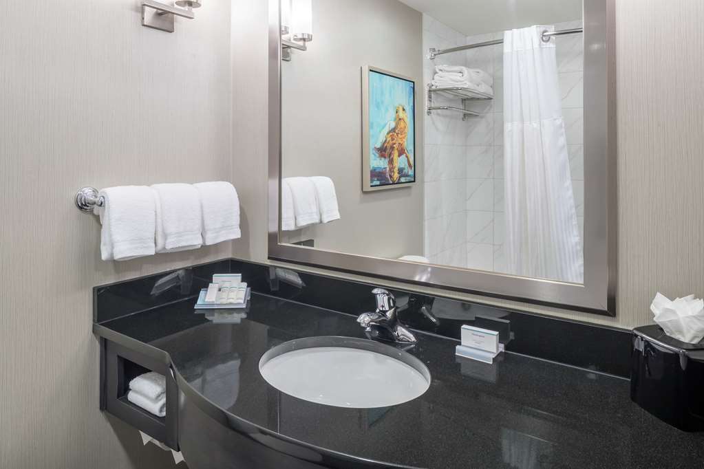 Guest room bath