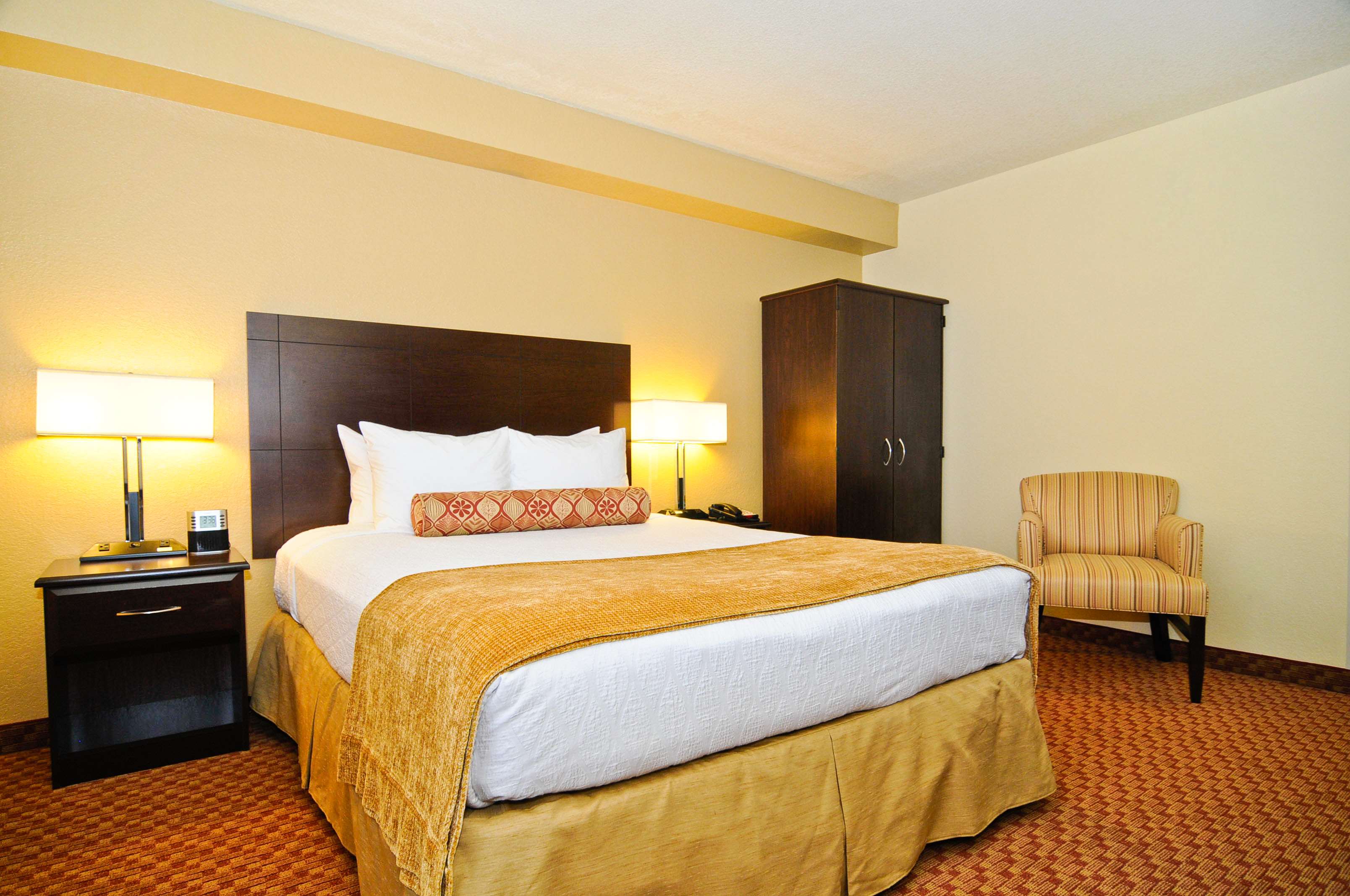 Best western centre. Comfort Inn Clinton. Comfort Inn Clinton near Truman Lake. Клинтон кровать. Comfort Clinton.