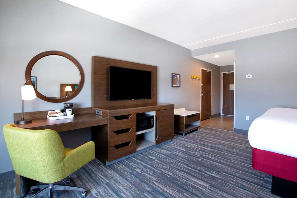 Guest room Hampton Inn & Suites Ottawa West Nepean (613)216-7829