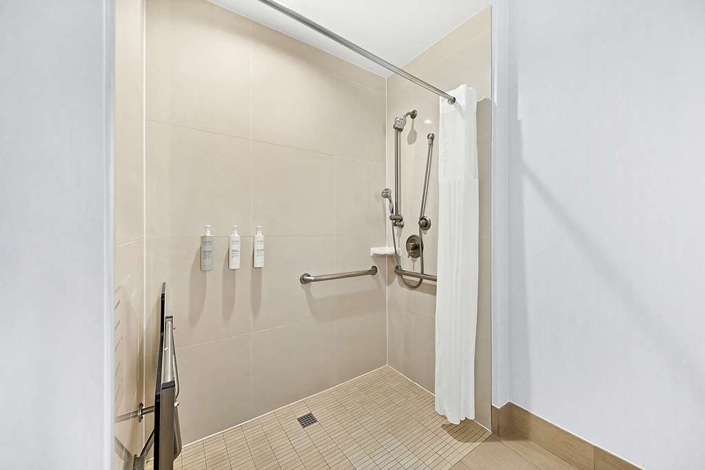 Guest room bath