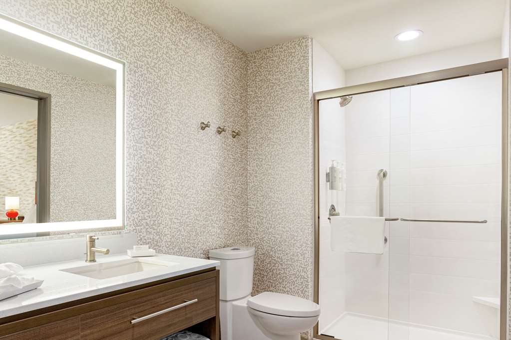 Guest room bath Home2 Suites by Hilton Minneapolis University Area Minneapolis (612)473-4662