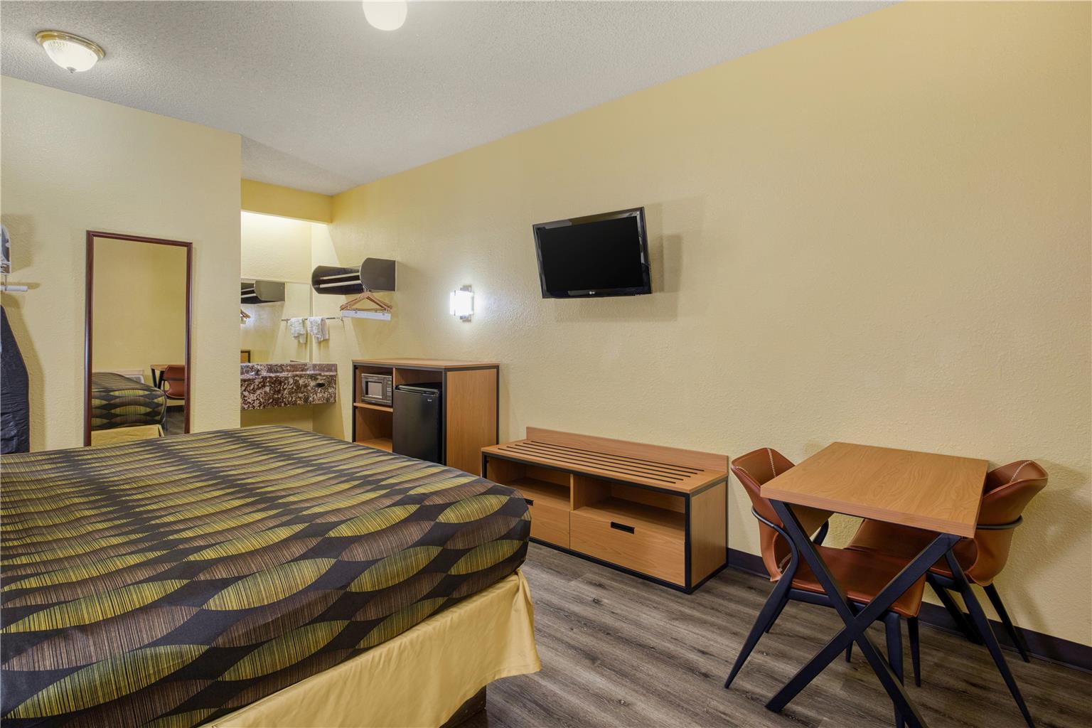 1 King Bed