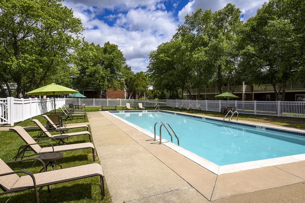 Images Country Manor Apartments