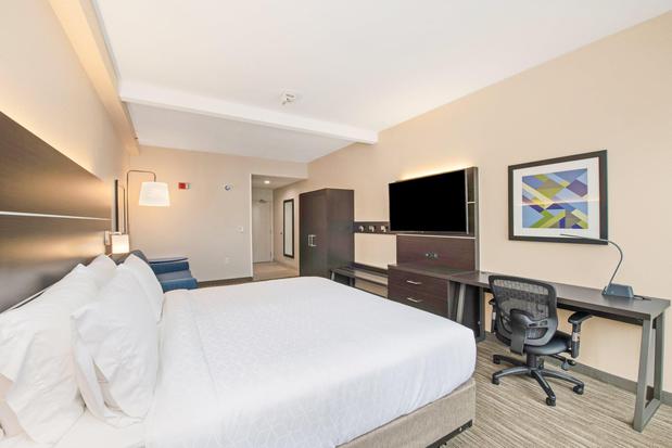 Images Holiday Inn Express & Suites Delafield, an IHG Hotel