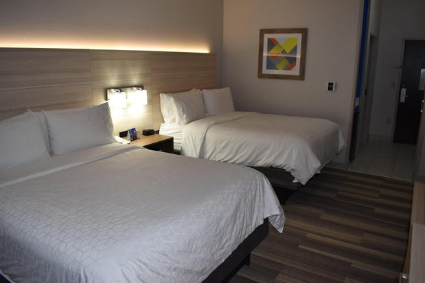 Images Holiday Inn Express & Suites McPherson, an IHG Hotel