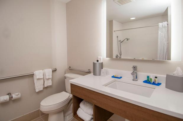 Images Holiday Inn Express & Suites Biloxi- Ocean Springs by IHG