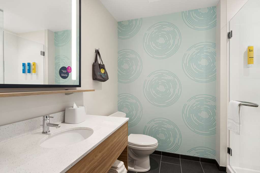 Guest room bath
